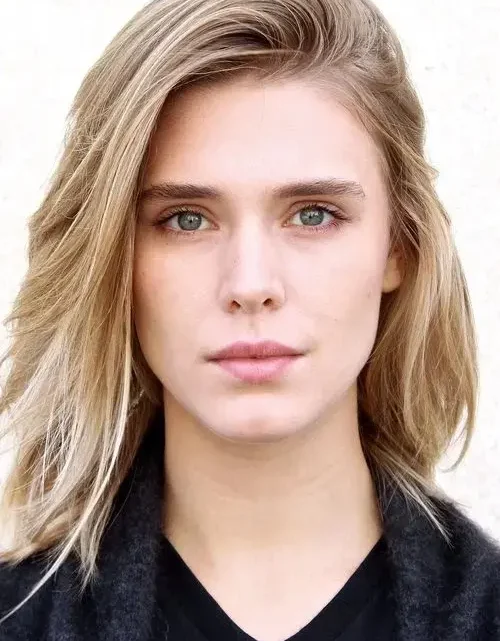 Gaia Weiss Biography: Boyfriend, Age, Net Worth, Movies & TV Shows, Height, Parents, Brother Gaia Weiss Biography: Boyfriend, Age, Net Worth, Movies & TV Shows, Height, Parents, Brother