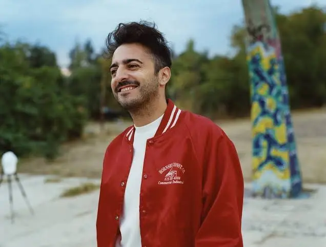 El Guincho Biography: Age, Net Worth, Parents, Career, Albums, Collaborations El Guincho Biography: Age, Net Worth, Parents, Career, Albums, Collaborations