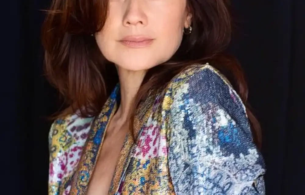 Daphne Zuniga Biography: Age, Husband, Net Worth, Movies & TV Shows, Height, Parents, Children Daphne Zuniga Biography: Age, Husband, Net Worth, Movies & TV Shows, Height, Parents, Children