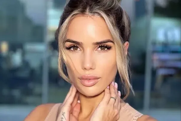 Manon Marsault Biography: Husband, Age, Children, Height, Net Worth, Career, TV Shows, Instagram Manon Marsault Biography: Husband, Age, Children, Height, Net Worth, Career, TV Shows, Instagram