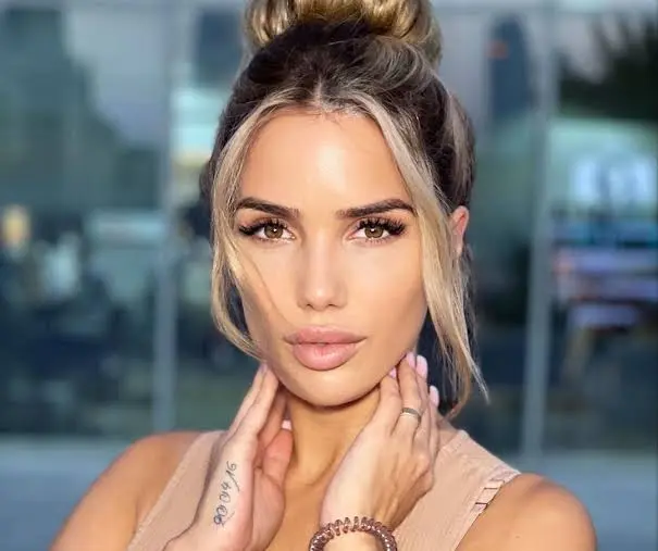 Manon Marsault Biography: Husband, Age, Children, Height, Net Worth, Career, TV Shows, Instagram Manon Marsault Biography: Husband, Age, Children, Height, Net Worth, Career, TV Shows, Instagram