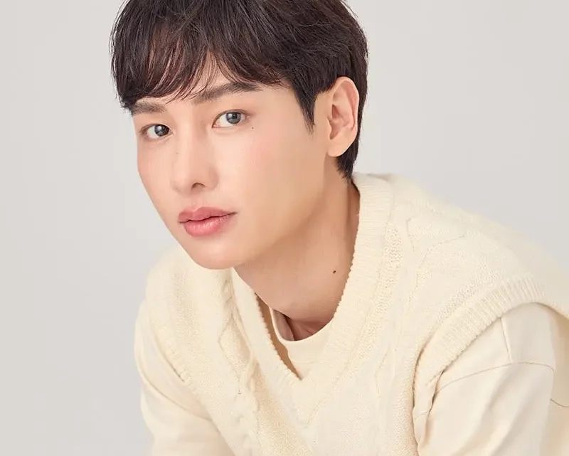 Atthaphan Phunsawat Biography: Age, Net Worth, Height, Weight, Sister, Career, Movies, Awards