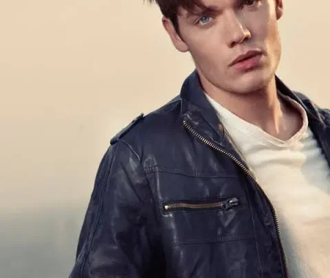 Dominic Sherwood Biography: Age, Girlfriend, Height, Net Worth, Movies & TV Shows, Eyes
