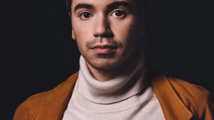 Noah Galvin Biography: Age, Partner, Net Worth, Height, Parents, Siblings, Movies, Broadway