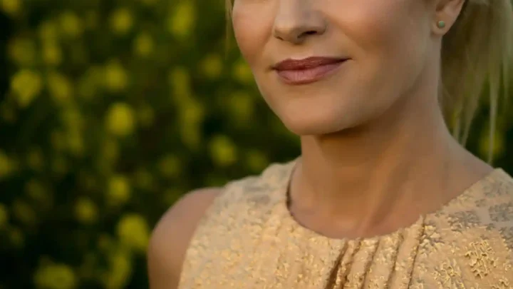 Nicholle Tom Biography: Age, Net Worth, Height, Parents, Twin Brother, Sister, Movies, Husband