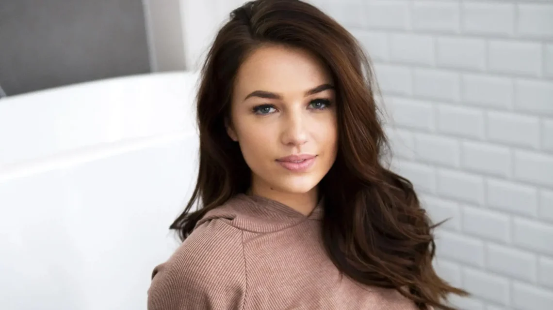 Nina Warink Biography: Age, Husband, Child, Net Worth, Books, YouTube, Height