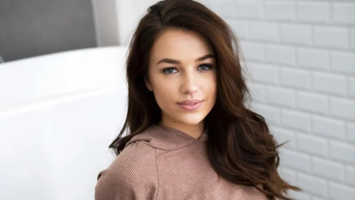 Nina Warink Biography: Age, Husband, Child, Net Worth, Books, YouTube, Height