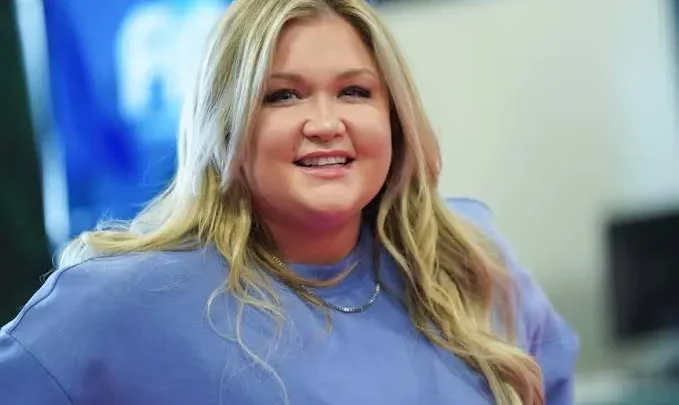 Sophia Thiel Biography: Age, Boyfriend, Net Worth, Height, Weight, Career, Books, Controversy