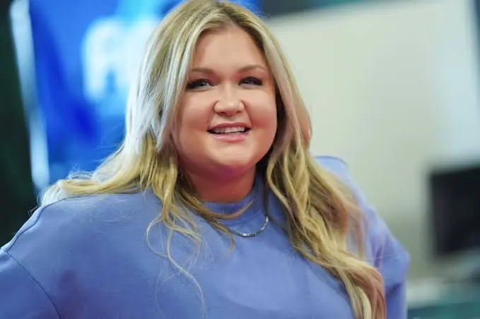 Sophia Thiel Biography: Age, Boyfriend, Net Worth, Height, Weight, Career, Books, Controversy