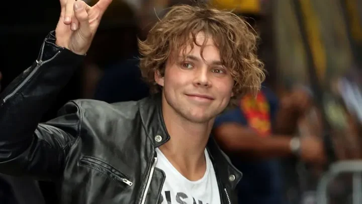 Ashton Irwin Biography: Age, Net Worth, 5 Seconds of Summer, Height, Parents, Girlfriend, Albums, Songs