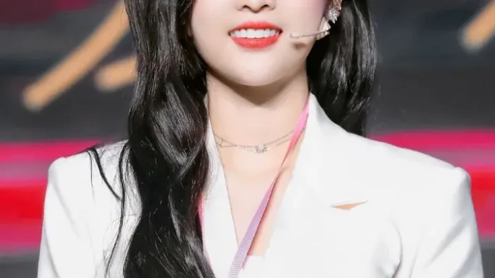 Wu Xuanyi Biography: Age, Net Worth, Rocket Girls 101, Height, Parents, Boyfriend, Movies & TV Shows