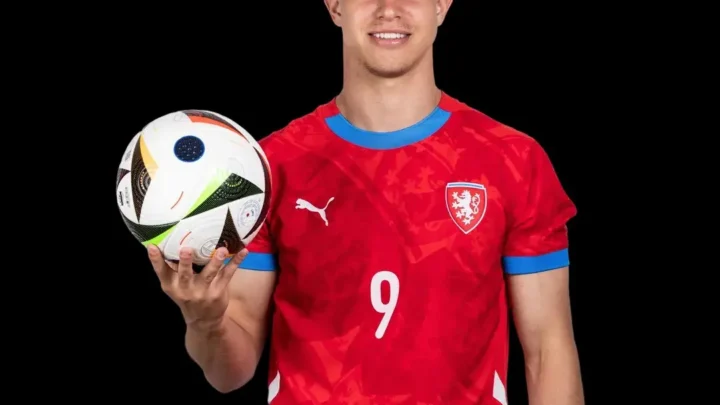 Adam Hložek Biography: Age, Girlfriend, Net Worth, Height, Career, Instagram, Club, Salary