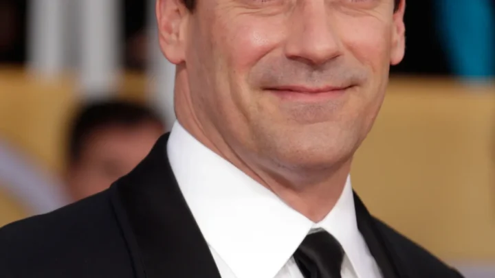 Jon Hamm Biography: Wife, Age, Net Worth, Height, Movies, Mad Men, Sisters