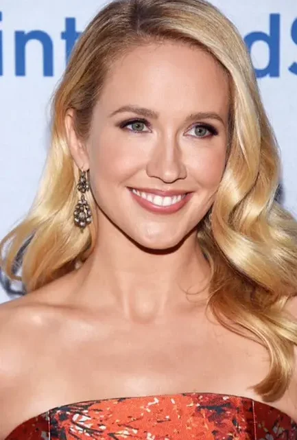 Anna Camp Biography: Husband, Age, Net Worth, Height, Movies & TV Shows, Parents, Sister
