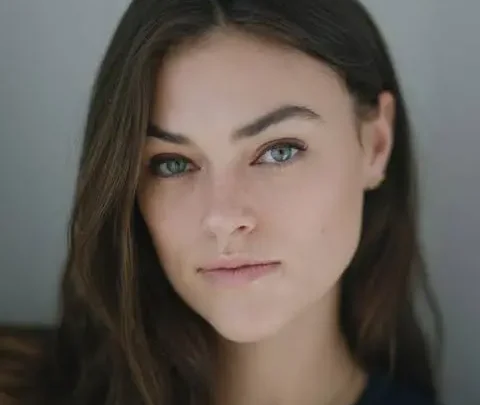 Myla Dalbesio Biography: Husband, Age, Net Worth, Height, Parents, Career, Sister