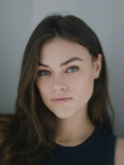 Myla Dalbesio Biography: Husband, Age, Net Worth, Height, Parents, Career, Sister