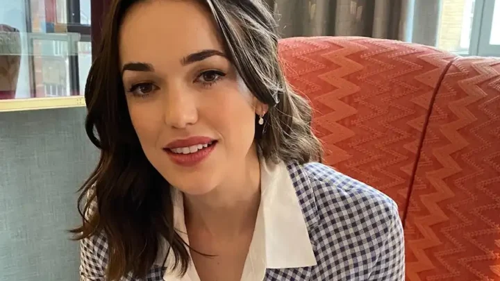 Elizabeth Henstridge Biography: Husband, Age, Movies & TV Shows, Net Worth, Height, Parents, Career