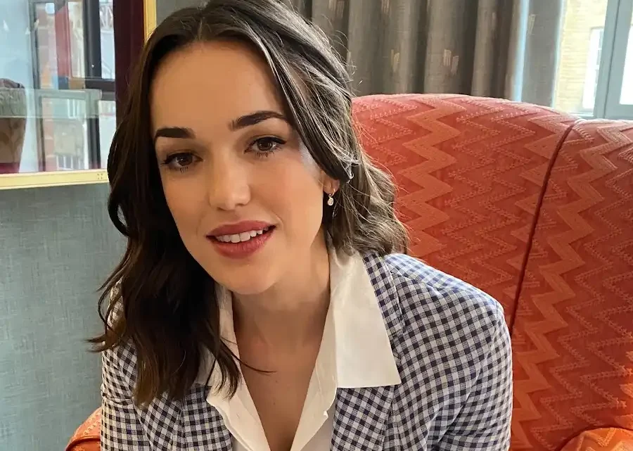 Elizabeth Henstridge Biography: Husband, Age, Movies & TV Shows, Net Worth, Height, Parents, Career