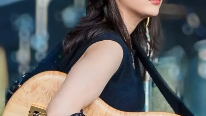 Alejandra Villarreal Vélez Biography: Age, Boyfriend, Net Worth, Height, Sisters, Songs, Music Group