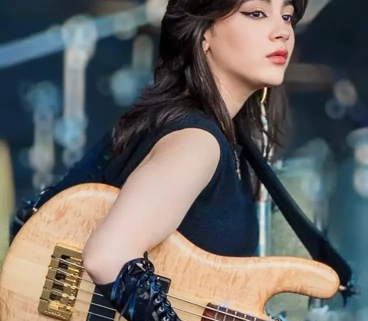 Alejandra Villarreal Vélez Biography: Age, Boyfriend, Net Worth, Height, Sisters, Songs, Music Group