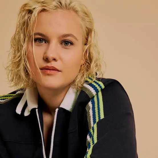 Emma Peters Biography: Age, Net Worth, Albums, Sister, Height, Parents, Songs, YouTube