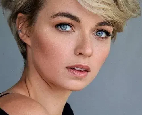 Jess Bush Biography: Age, Net Worth, Height, Parents, Sibling, Movies, Boyfriend, Instagram