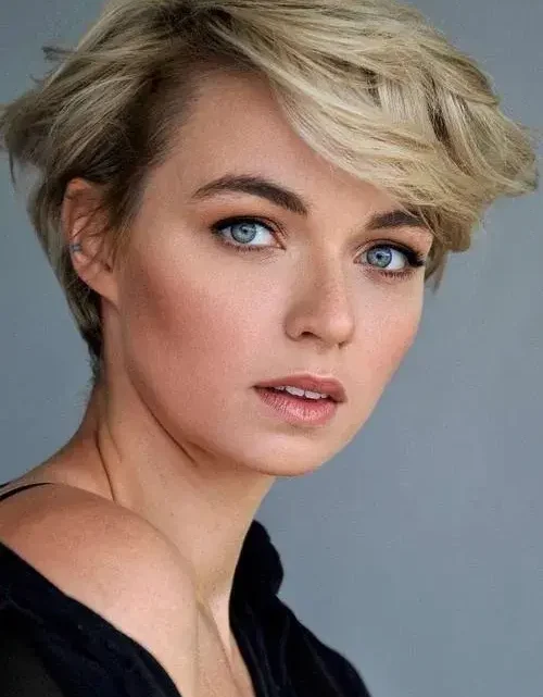 Jess Bush Biography: Age, Net Worth, Height, Parents, Sibling, Movies, Boyfriend, Instagram