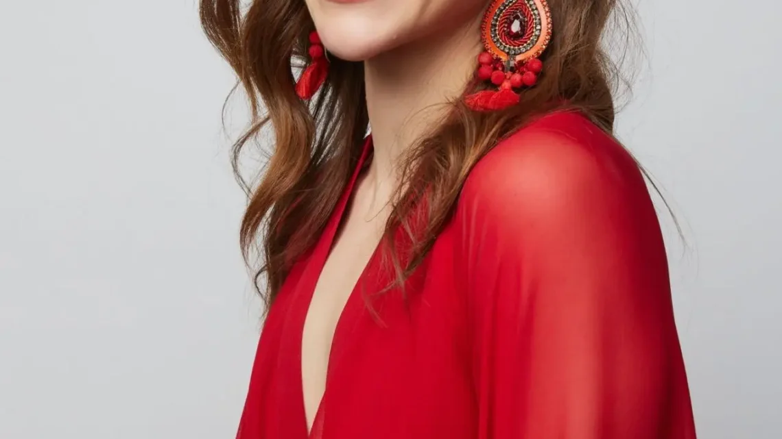 Melanie Scrofano Biography: Age, Net Worth, Height, Parents, Movies & TV Shows, Wynonna Earp, Husband