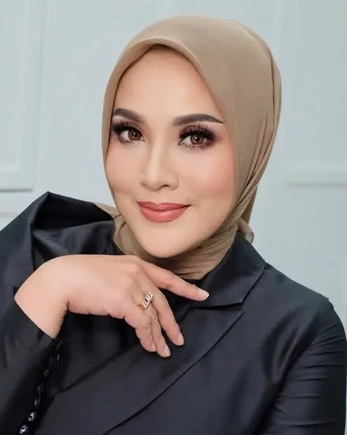 Elma Theana Biography: Husband, Age, Daughter, Net Worth, Career, Height, Parents, Sister