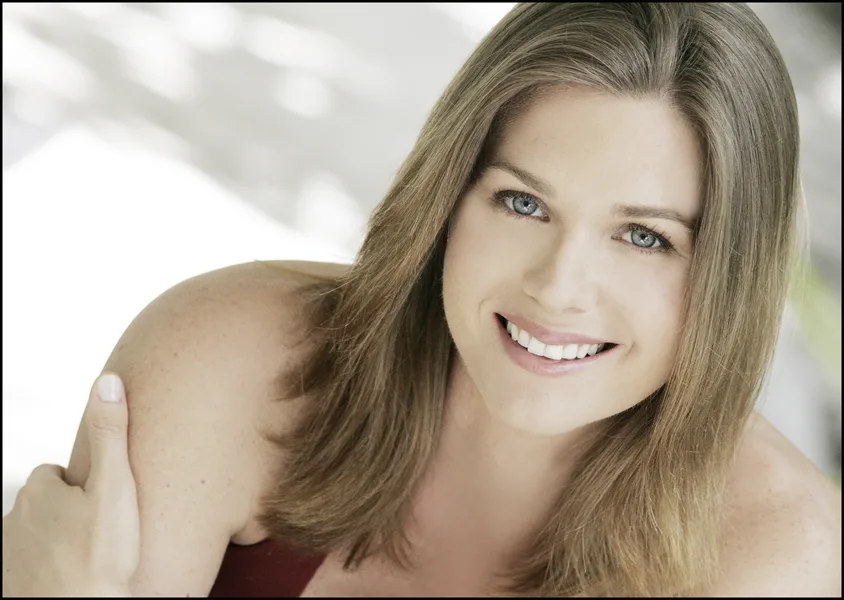 Sonya Smith Biography: Films, Husband, Children, Age, Height, Parents, Siblings, Net Worth, Birthday, Telenovela