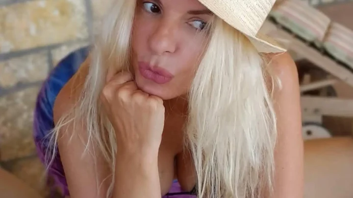 Annita Pania Biography: Movies, Age, TV Series, Net Worth, Height, Siblings, Parents, Child, Husband, Songs, Books