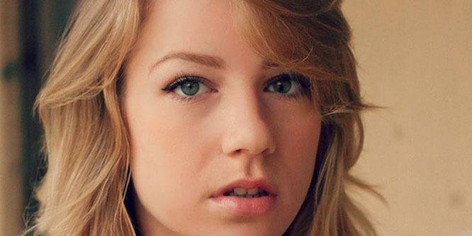 Courtney Miller Biography: Husband, Age, Net Worth, Height, Smosh, YouTube, Career