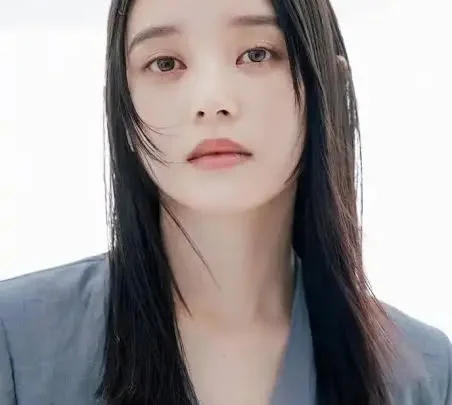 Akari Takaishi Biography: Net Worth, Age, Movies, Parents, Awards, Boyfriend, Ethnicity, Instagram