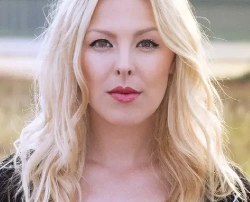 Leonore Bartsch Biography: Age, Height, Net Worth, Boyfriend, Group, University, Songs