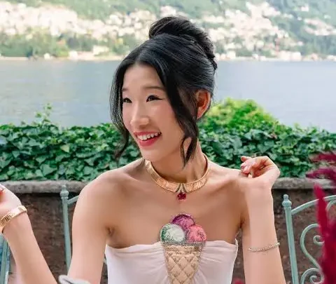 Becca Bloom Biography: Husband, Age, TikTok, Parents, Real Name, Ethnicity, Religion, Net Worth, Wedding