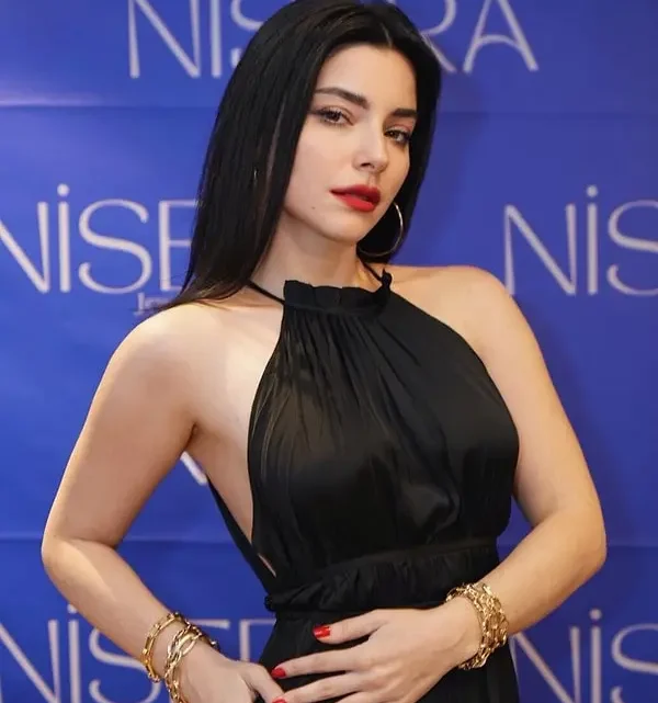 Merve Boluğur Biography: Movies, Awards, Marriage, Parents, Instagram, Net Worth, Age, Height