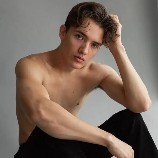 Noah Urrea Biography: Videos, Instagram, Height, Age, Parents, Net Worth, Girlfriend, Siblings, Real Name