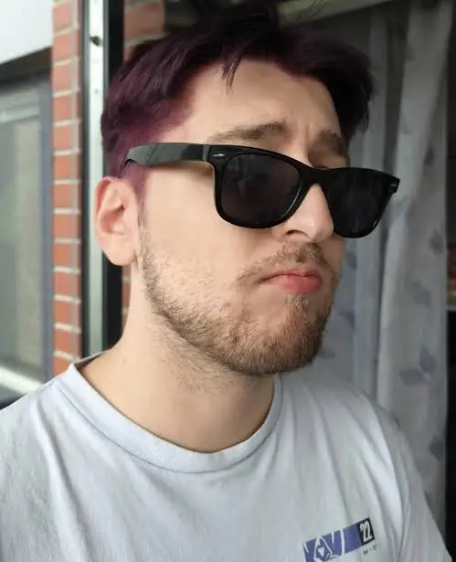 Dumbs (YouTuber) Biography: Girlfriend, YouTube, Height, Net Worth, Age, Parents, Siblings