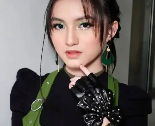 Alyssa Dezek Biography: Age, Boyfriend, Height, Net Worth, Parents, Movies & TV Shows, Songs