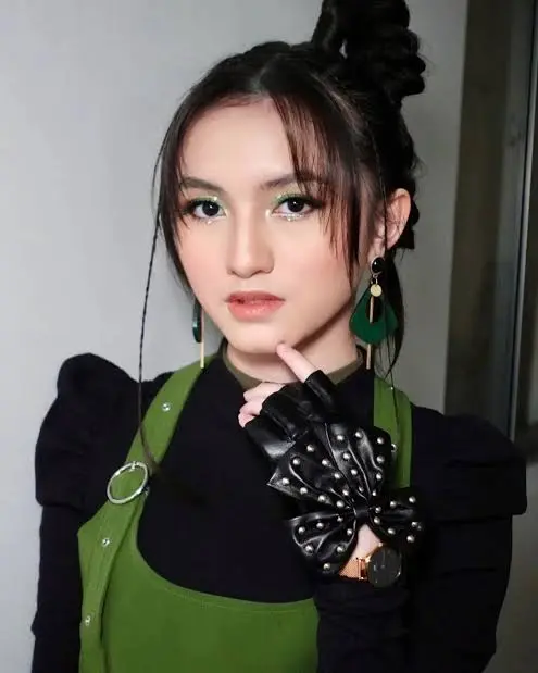 Alyssa Dezek Biography: Age, Boyfriend, Height, Net Worth, Parents, Movies & TV Shows, Songs