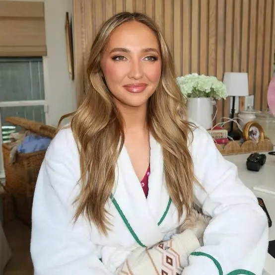 Kenzie Elizabeth Biography: Height, Boyfriend, Pets, Instagram, Podcast, Age, Parents, Net Worth