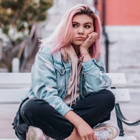 Tia Petek Biography: Age, Net Worth, Height, Sister, Boyfriend, YouTube, Instagram