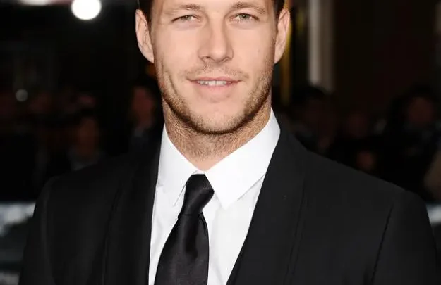 Luke Bracey Biography: Age, Wife, Net Worth, Movies & TV Shows, Height, Parents, Instagram
