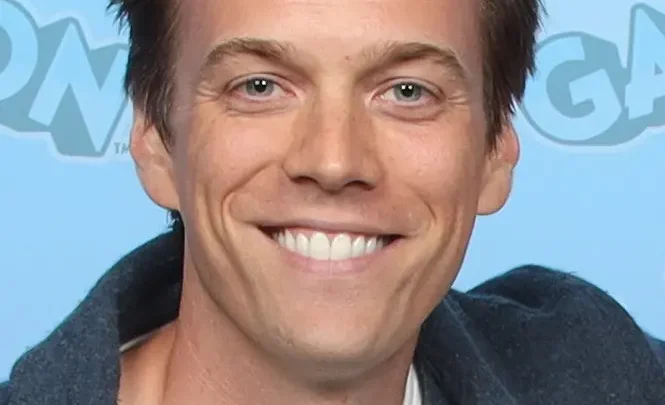 Jake Abel Biography: Age, Wife, Net Worth, Movies & TV Shows, Height, Parents, Instagram