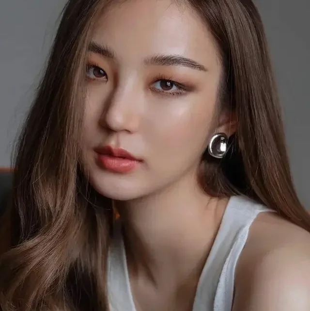 Kanyawee Songmuang Biography: Age, Boyfriend, Net Worth, Movies & TV Shows, Height