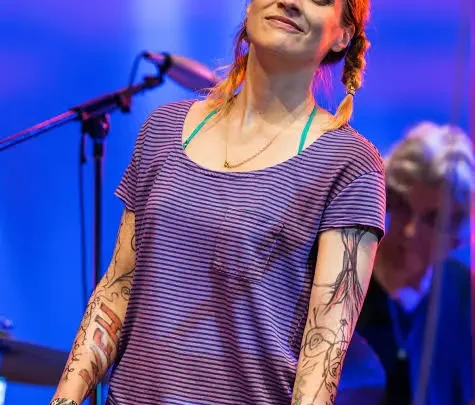 Fiona Apple Biography: Net Worth, Awards, Age, Height, Songs & Albums, Siblings, Spouse