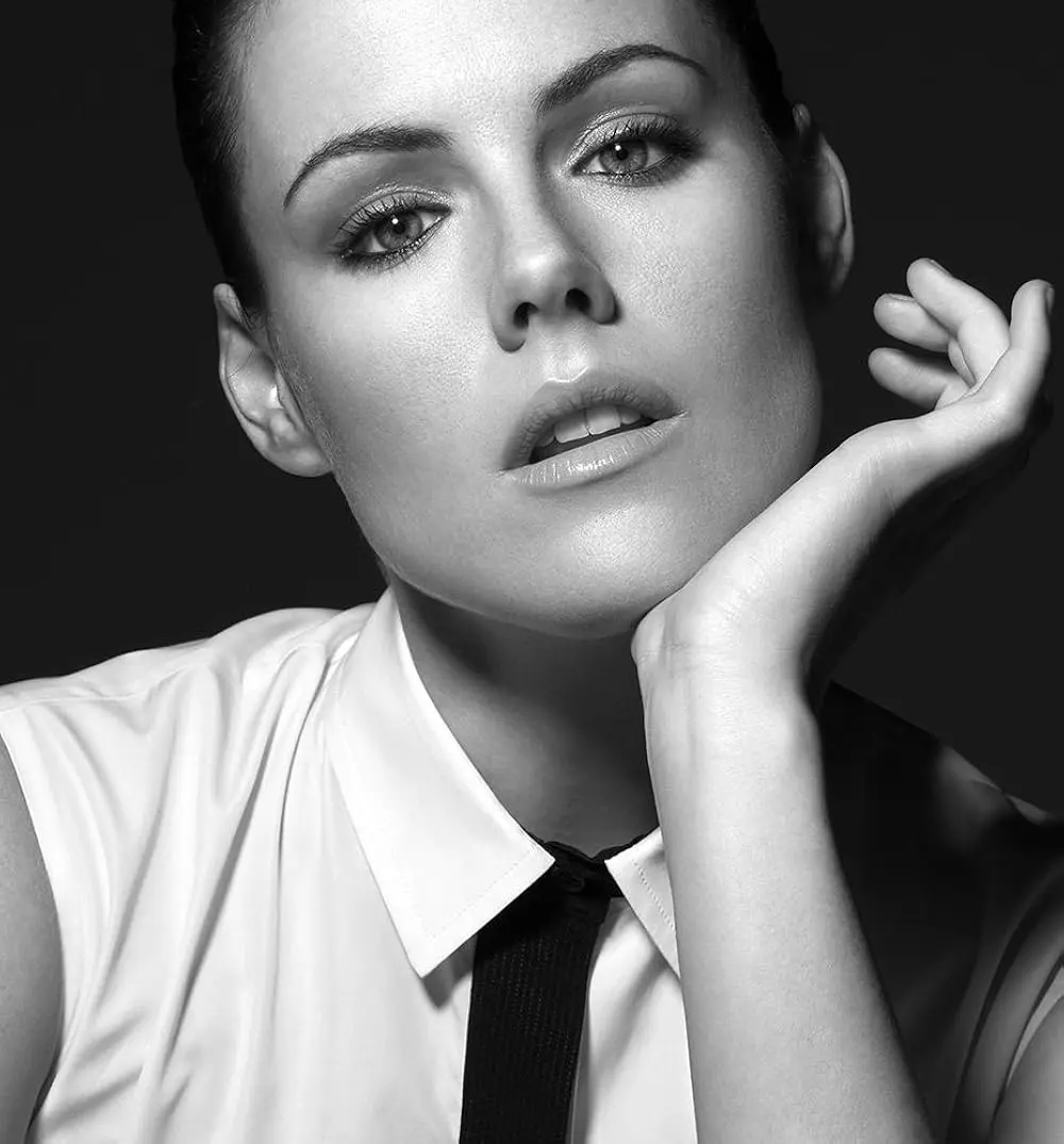 Kathleen Robertson Photo