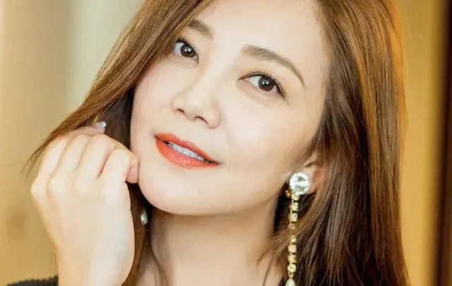 Fish Leong Biography: Mandopop Queen, Age, Net Worth, Ex-Husband, Albums, Height