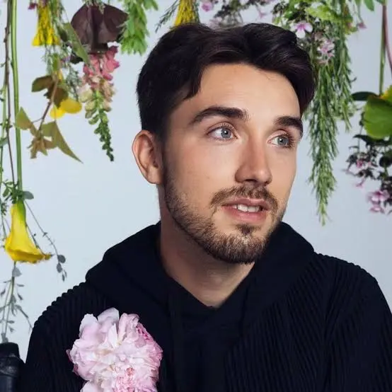 George Robinson Biography: Age, Brother, Height, Net Worth, Parents, Sex Education Role, Partner