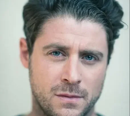 Jon Abrahams Biography: Age, Net Worth, Height, Parents, Movies & TV Shows, Art Career